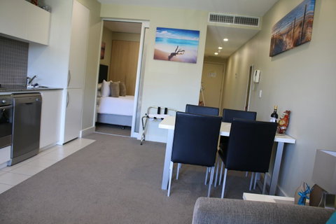 Beachside Luxury Getaway In Glenelg - Lightning Ridge Tourism 1