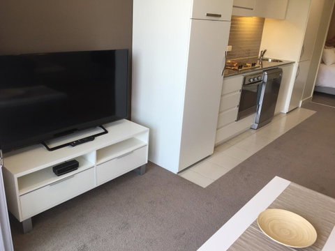 Beachside Luxury Getaway In Glenelg - Lightning Ridge Tourism 10