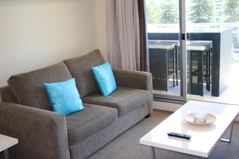 Beachside Luxury Getaway In Glenelg - Lightning Ridge Tourism 8