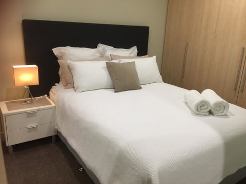 Beachside Luxury Getaway In Glenelg - Lightning Ridge Tourism 9