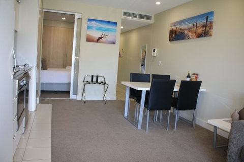 Beachside Luxury Getaway In Glenelg - Lightning Ridge Tourism 4