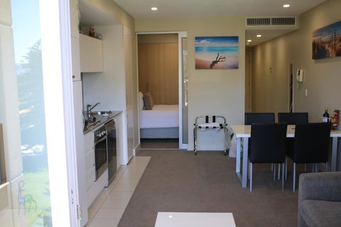 Beachside Luxury Getaway In Glenelg - Lightning Ridge Tourism 7