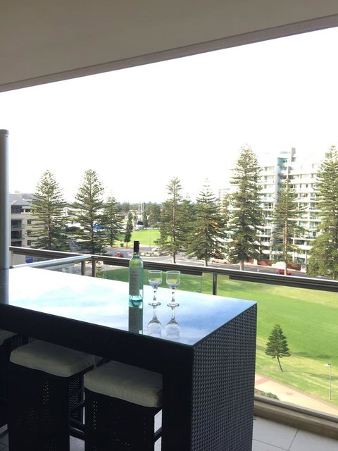 Beachside Luxury Getaway In Glenelg - Lightning Ridge Tourism 0