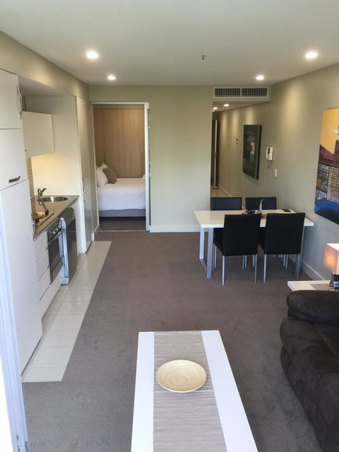 Beachside Luxury Getaway In Glenelg - Lightning Ridge Tourism 18