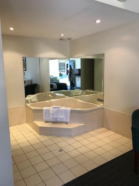 Bay Motel Hotel - Lightning Ridge Tourism 1