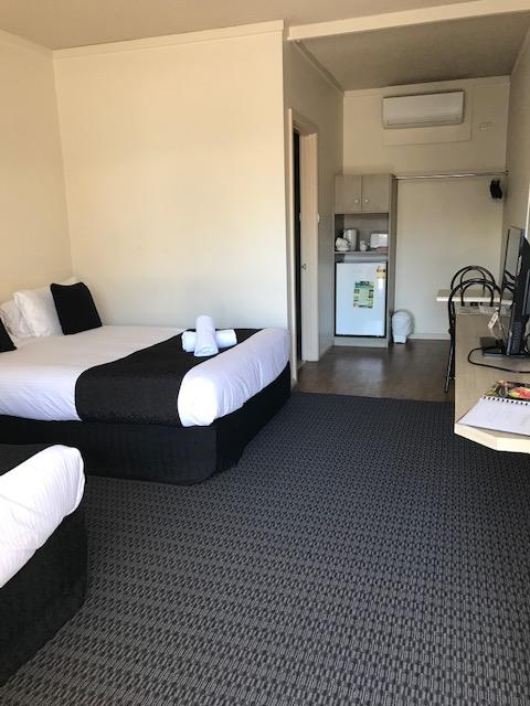 Bay Motel Hotel - Lightning Ridge Tourism 3