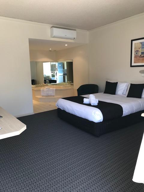 Bay Motel Hotel - Lightning Ridge Tourism 2