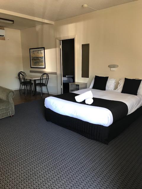 Bay Motel Hotel - Lightning Ridge Tourism 7