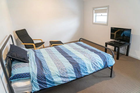 Gawler Townhouse 3 Bedroom - Lightning Ridge Tourism 24
