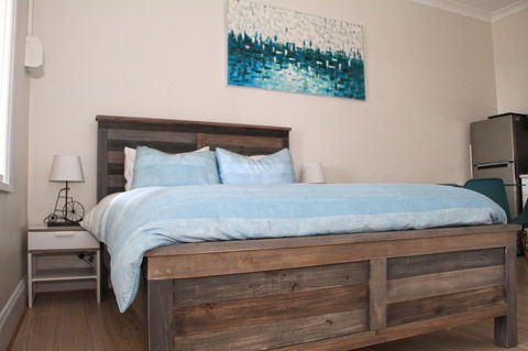 Smugglers Inn Studio Apartments - Lightning Ridge Tourism 0