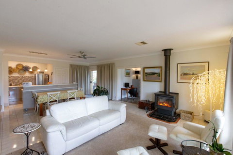 Angaston House - Lightning Ridge Tourism 2
