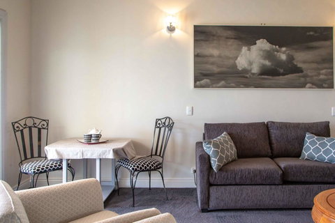 Angaston House - Lightning Ridge Tourism 8