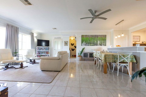 Angaston House - Lightning Ridge Tourism 1