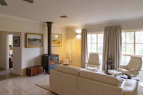 Angaston House - Lightning Ridge Tourism 5