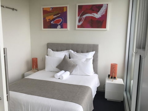 Tasha\'s Apartments On Warwick - Lightning Ridge Tourism 25
