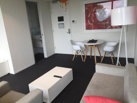 Tasha\'s Apartments On Warwick - Lightning Ridge Tourism 3