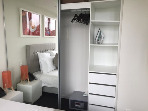 Tasha\'s Apartments On Warwick - Lightning Ridge Tourism 22