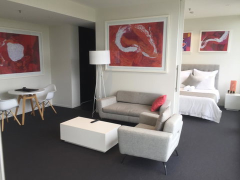 Tasha\'s Apartments On Warwick - Lightning Ridge Tourism 10