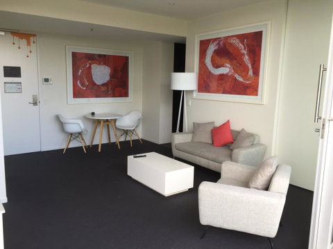 Tasha\'s Apartments On Warwick - Lightning Ridge Tourism 40