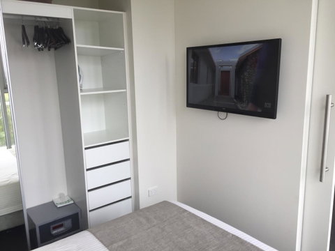Tasha\'s Apartments On Warwick - Lightning Ridge Tourism 8