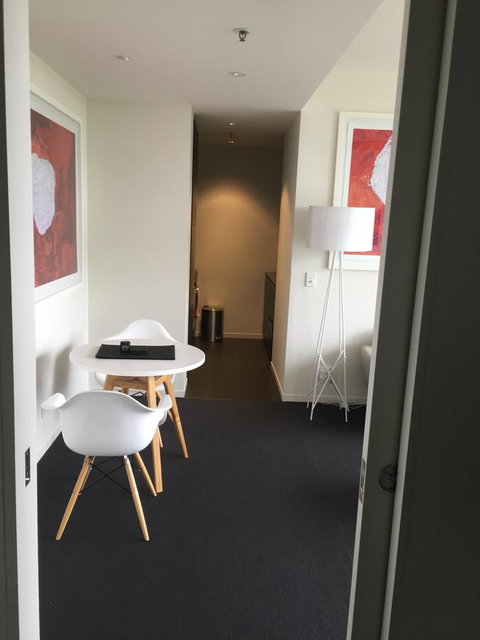 Tasha\'s Apartments On Warwick - Lightning Ridge Tourism 11