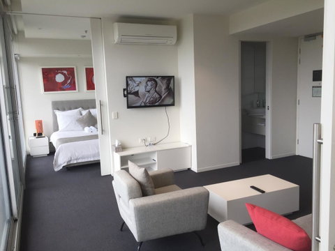 Tasha\'s Apartments On Warwick - Lightning Ridge Tourism 6