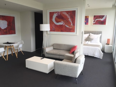 Tasha\'s Apartments On Warwick - Lightning Ridge Tourism 9