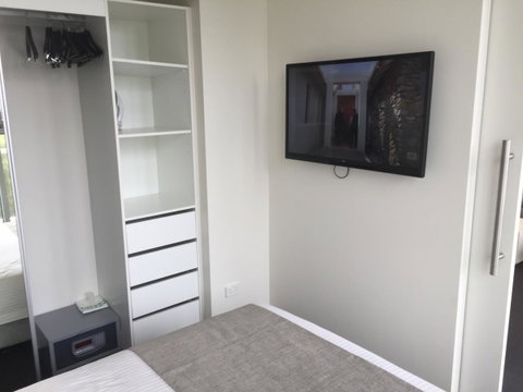 Tasha\'s Apartments On Warwick - Lightning Ridge Tourism 7