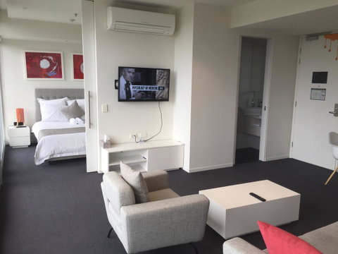 Tasha\'s Apartments On Warwick - Lightning Ridge Tourism 5