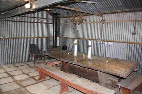 Rabbiters Hut - Lightning Ridge Tourism 10