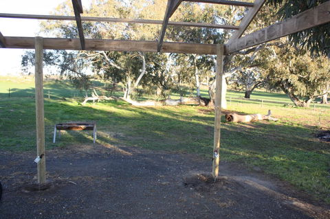 Rabbiters Hut - Lightning Ridge Tourism 13