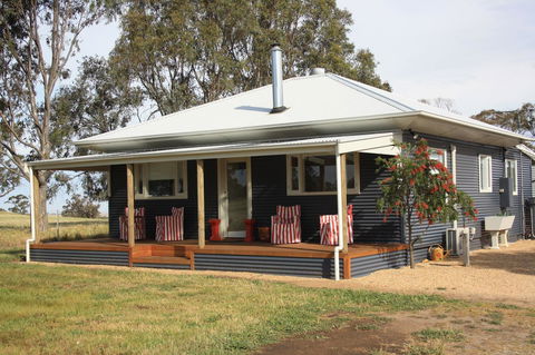 Rabbiters Hut - Lightning Ridge Tourism 0