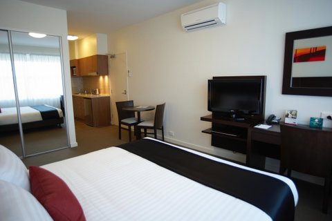 Quest Mawson Lakes - Lightning Ridge Tourism 3