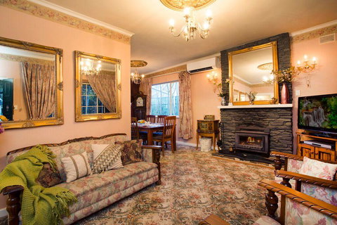 Hahndorf House B&B - Lightning Ridge Tourism 16