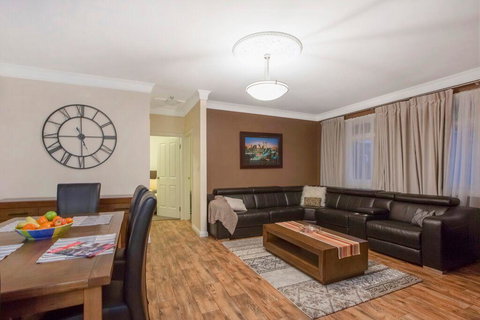 Hahndorf House B&B - Lightning Ridge Tourism 1