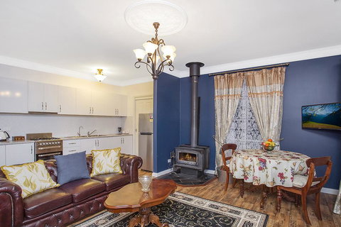 Hahndorf House B&B - Lightning Ridge Tourism 6