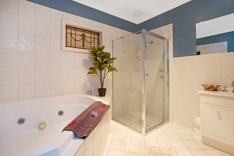 Hahndorf House B&B - Lightning Ridge Tourism 20