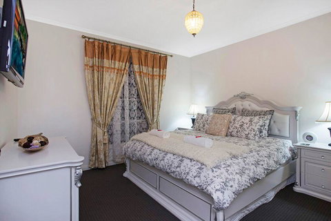 Hahndorf House B&B - Lightning Ridge Tourism 3