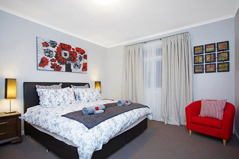 Hahndorf House B&B - Lightning Ridge Tourism 24