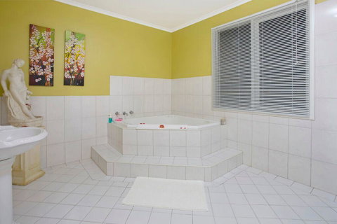 Hahndorf House B&B - Lightning Ridge Tourism 5