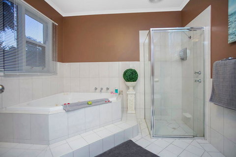 Hahndorf House B&B - Lightning Ridge Tourism 26