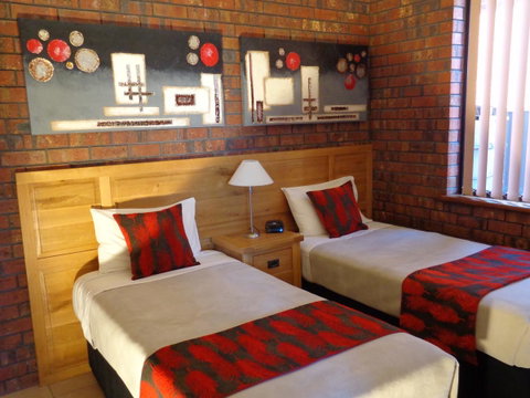 Glenelg Gateway Apartments - Lightning Ridge Tourism 1