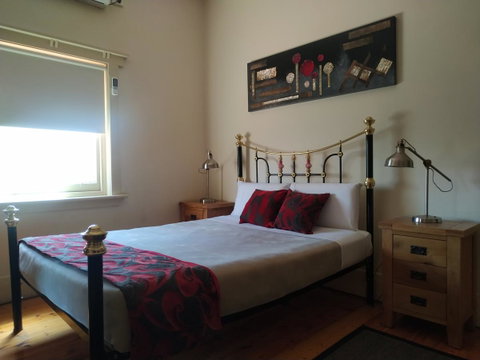 Glenelg Gateway Apartments - Lightning Ridge Tourism 7
