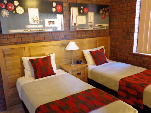 Glenelg Gateway Apartments - Lightning Ridge Tourism 8