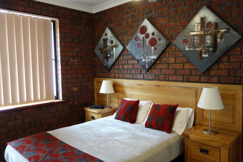 Glenelg Gateway Apartments - Lightning Ridge Tourism 0