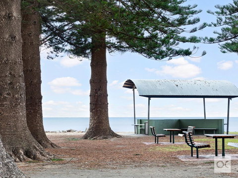 Breeze Beachfront Apartment - Lightning Ridge Tourism 21