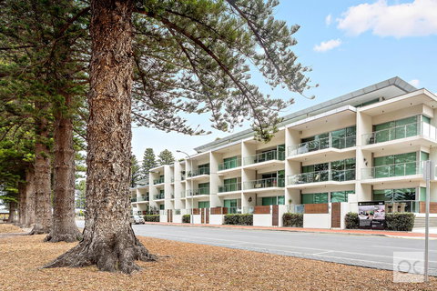 Breeze Beachfront Apartment - Lightning Ridge Tourism 0