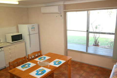 Lake Edge Apartments - Lightning Ridge Tourism 14