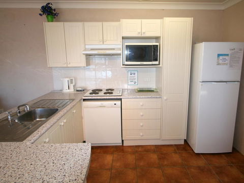 Lake Edge Apartments - Lightning Ridge Tourism 6
