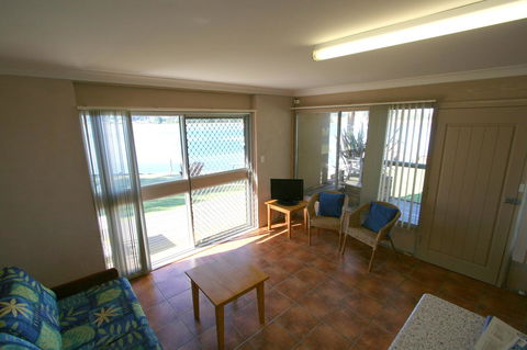 Lake Edge Apartments - Lightning Ridge Tourism 10